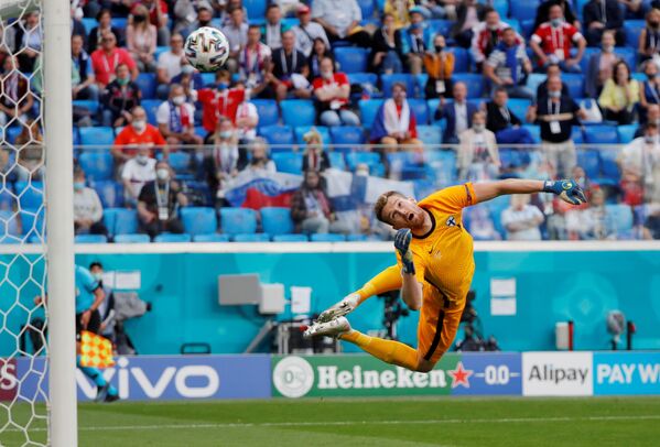 Thủ môn Phần Lan đá phản lưới nhà trong trận đấu với đội Nga tại Euro 2020 - Sputnik Việt Nam