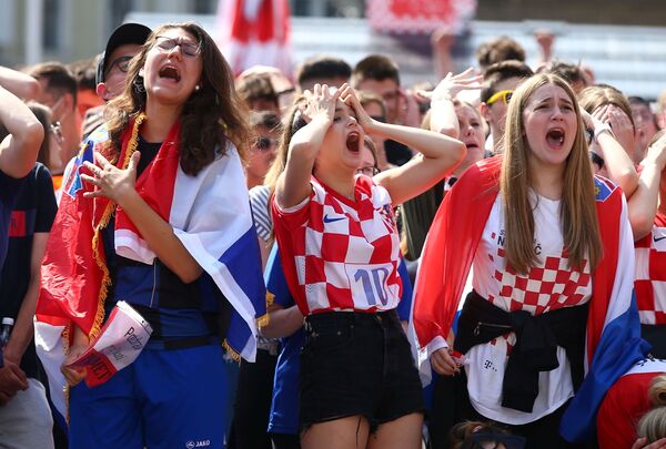 Người hâm mộ ở Zagreb xem trận Euro 2020 giữa ĐT Anh và Croatia  - Sputnik Việt Nam