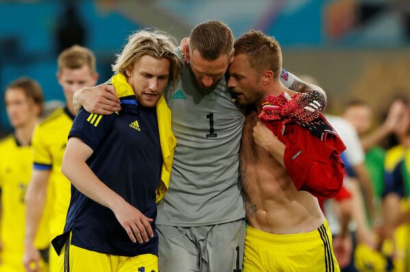 Các cầu thủ Thụy Điển Emil Forsberg, Robin Olsen và Sebastian Larsson sau trận đấu với Tây Ban Nha tại Euro 2020 - Sputnik Việt Nam