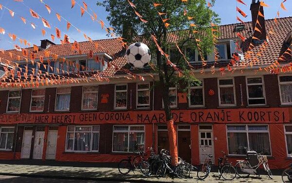 Đường phố Marktweg, được trang hoàng để vinh danh chiến thắng của đội tuyển bóng đá Hà Lan. - Sputnik Việt Nam