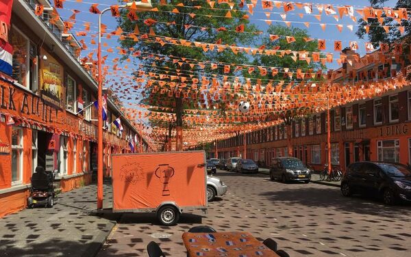 Đường phố Marktweg, được trang hoàng để vinh danh chiến thắng của đội tuyển bóng đá Hà Lan. - Sputnik Việt Nam