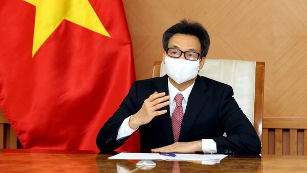 Phó Thủ tướng Vũ Đức Đam phát biểu tại cuộc họp trực tuyến với Tiến sĩ Takeshi Kasai, Giám đốc tổ chức Y tế thế giới (WHO) khu vực Tây Thái Bình Dương - Sputnik Việt Nam