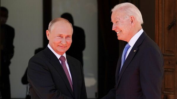 Cuộc gặp đầu tiên giữa hai vị Tổng thống Putin và Biden tại Geneva. - Sputnik Việt Nam