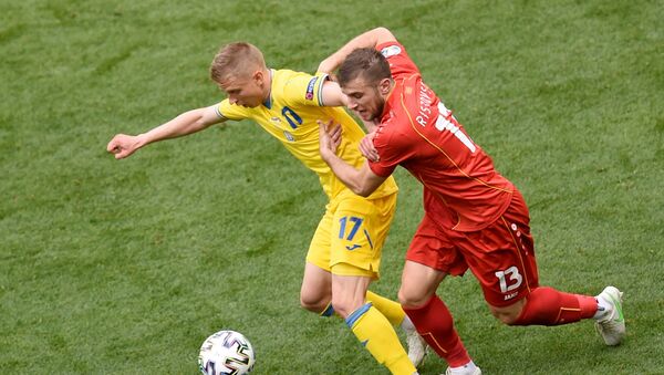 Tranh bóng giữa cầu thủ Ukraina Alexandr Zinchenko và Stefan Ristovski của Bắc Macedonia. - Sputnik Việt Nam