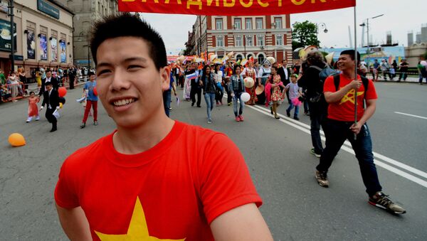 Đại diện cộng đồng người Việt Nam tham gia một cuộc diễu hành nhân Ngày Thành phố ở Vladivostok. - Sputnik Việt Nam
