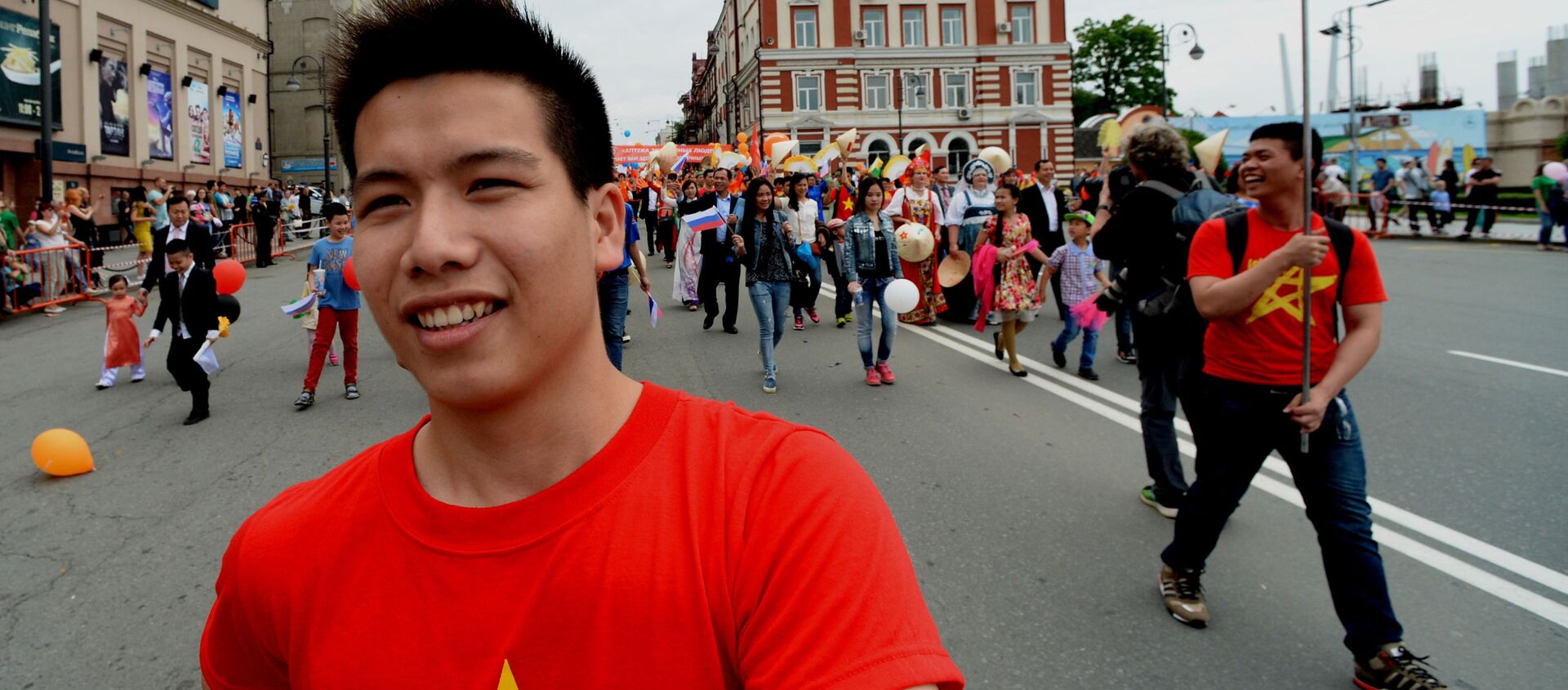 Đại diện cộng đồng người Việt Nam tham gia một cuộc diễu hành nhân Ngày Thành phố ở Vladivostok. - Sputnik Việt Nam, 1920, 20.06.2021