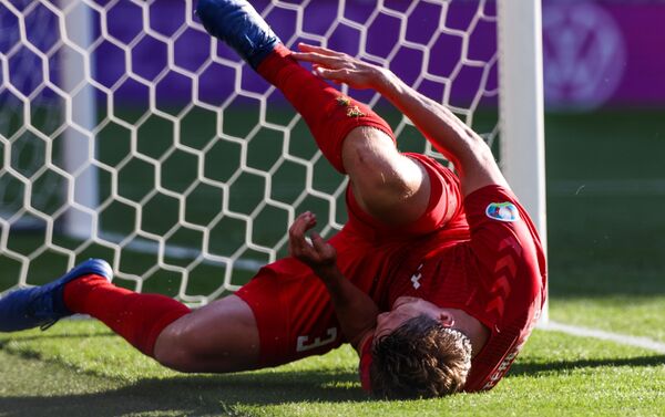 Tuyển thủ quốc gia Đan Mạch Jannik Vestergaard trong trận đấu lượt trận thứ 2 vòng bảng Giải vô địch EURO 2020 giữa đội tuyển Đan Mạch và Bỉ. - Sputnik Việt Nam