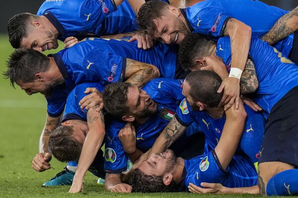 Các cầu thủ Ý ăn mừng bàn thắng trong trận đấu bảng A giải UEFA EURO 2020 giữa Ý và Thụy Sĩ tại Sân vận động «Olympic» ở Roma, Ý - Sputnik Việt Nam