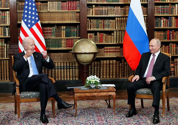 Tổng thống Nga Vladimir Putin và Tổng thống Mỹ Joe Biden trong cuộc gặp tại Biệt thự La Grange, Geneva - Sputnik Việt Nam