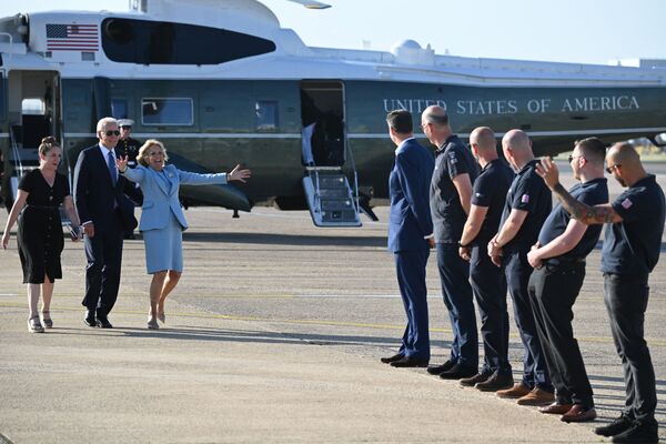 Tổng thống Mỹ Joe Biden và đệ nhất phu nhân Jill Biden tại sân bay Heathrow sau Hội nghị thượng đỉnh G7 - Sputnik Việt Nam