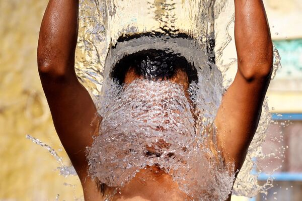 Người đàn ông tắm ngoài trời trong một ngày hè nóng nực ở Ajmer, bang Rajasthan, Ấn Độ - Sputnik Việt Nam