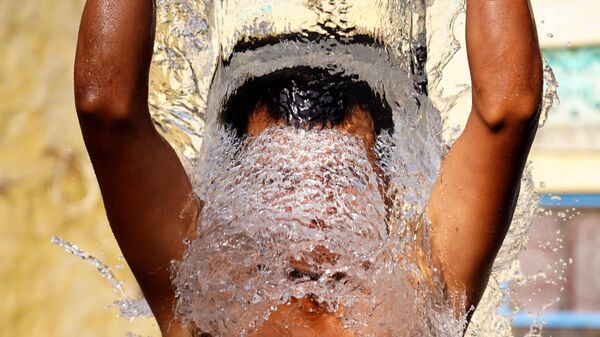 Người đàn ông tắm ngoài trời trong một ngày hè nóng nực ở Ajmer, bang Rajasthan, Ấn Độ - Sputnik Việt Nam