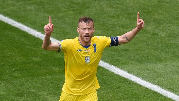 Cầu thủ bóng đá Ukraina Andrei Yarmolenko ăn mừng bàn thắng ghi được - Sputnik Việt Nam