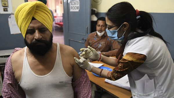 Một nhân viên y tế đã tiêm cho một người đàn ông một liều vắc xin coronavirus Covishield, ChAdOx1 nCoV-19, tại một bệnh viện dân sự ở làng Ajnala, cách Amritsar khoảng 28 km vào ngày 1 tháng 4 năm 2021 - Sputnik Việt Nam