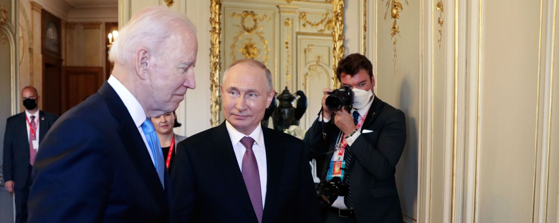 Tổng thống Nga Vladimir Putin và Tổng thống Mỹ Joe Biden trước khi bắt đầu các cuộc đàm phán Nga-Mỹ theo định dạng mở rộng tại Villa La Grange ở Geneva - Sputnik Việt Nam, 1920, 18.06.2021