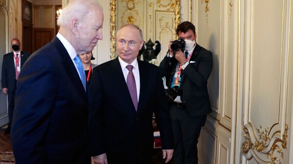 Tổng thống Nga Vladimir Putin và Tổng thống Mỹ Joe Biden trước khi bắt đầu các cuộc đàm phán Nga-Mỹ theo định dạng mở rộng tại Villa La Grange ở Geneva - Sputnik Việt Nam