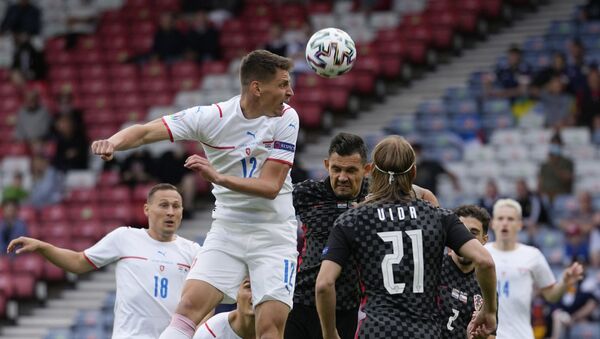 Cuộc tranh giành bóng trong trận đấu giữa Croatia và CH Séc tại Euro 2020 - Sputnik Việt Nam