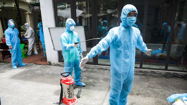 Phóng viên ảnh Lê Văn Viết Niệm cùng đồng nghiệp khử khuẩn sau khi tác nghiệp tại tâm dịch Bắc Giang - Sputnik Việt Nam