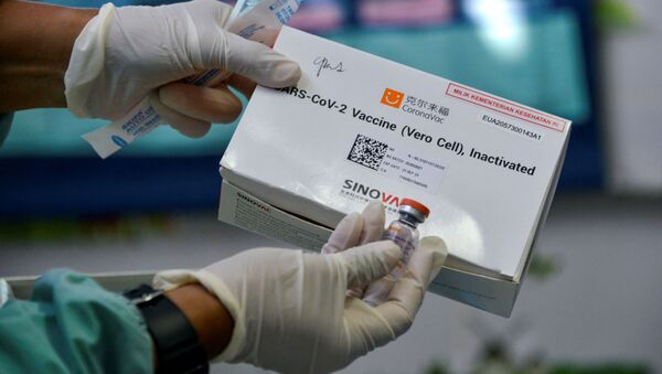 Nhân viên y tế Indonesia cầm  vaccine Sinovac của Trung Quốc. - Sputnik Việt Nam