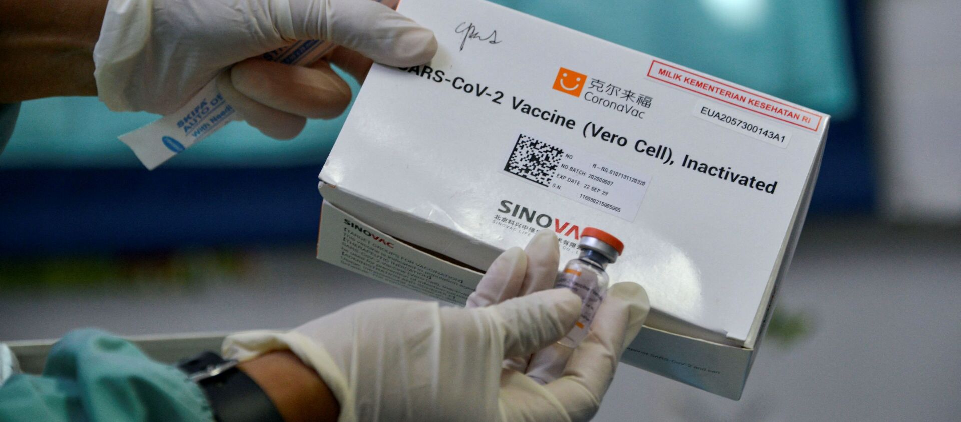 Nhân viên y tế Indonesia cầm  vaccine Sinovac của Trung Quốc. - Sputnik Việt Nam, 1920, 21.06.2021