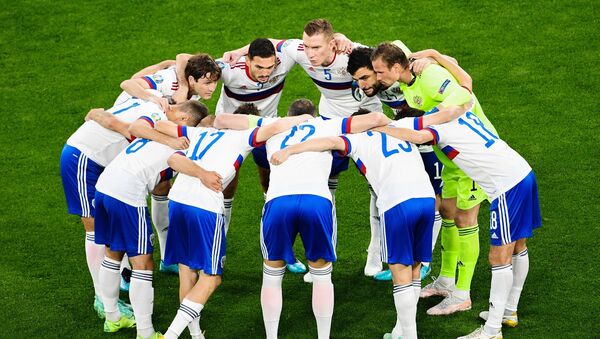 Các cầu thủ đội tuyển Nga trước lúc xuất quân bắt đầu lượt đấu vòng bảng thứ nhất của EURO 2020. - Sputnik Việt Nam