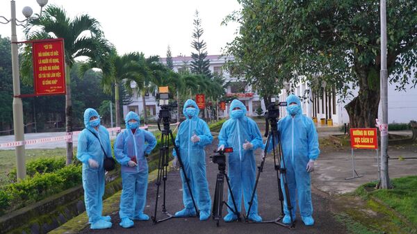 Nhóm phóng viên tác nghiệp tại khu cách ly tập trung của tỉnh Đắk Nông. - Sputnik Việt Nam