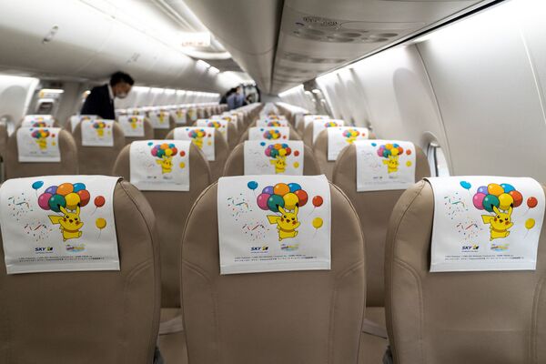 Hãng hàng không Nhật Bản Skymark Airlines giới thiệu ở Tokyo chiếc Boeing 737-800 với hình ảnh Pikachu - Sputnik Việt Nam