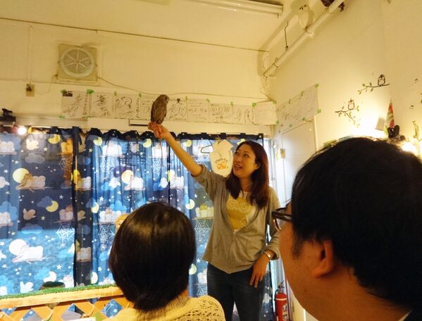 Nữ nhân viên Shop of Owls ở Tokyo với con cú - Sputnik Việt Nam