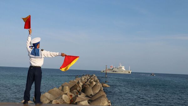 Chiến sĩ đảo Song Tử Tây làm nhiệm vụ phát tín hiệu đón tàu thuyền vào thăm đảo - Sputnik Việt Nam