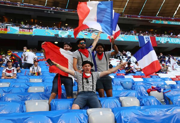 Cổ động viên Pháp trên khán đài trước trận đấu - Sputnik Việt Nam
