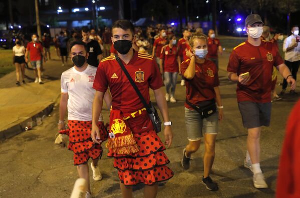 Người hâm mộ Tây Ban Nha bên ngoài sân vận động sau trận đấu - Sputnik Việt Nam