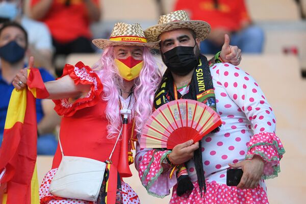 Người hâm mộ Tây Ban Nha tạo dáng trước trận đấu bóng đá, Sevilla - Sputnik Việt Nam