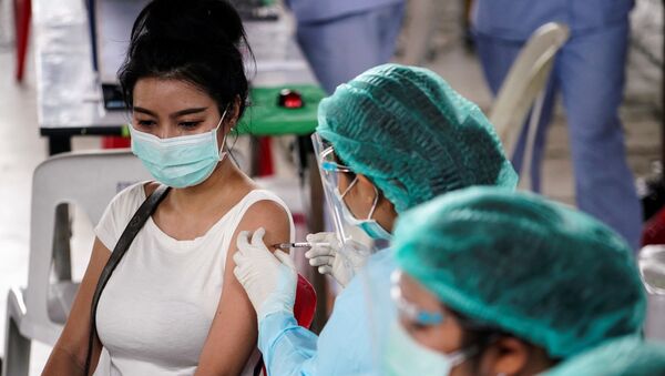 Tiêm phòng coronavirus bằng vắc xin Sinovac ở Bangkok - Sputnik Việt Nam