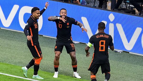  Các cầu thủ Hà Lan vỡ òa vui sướng sau bàn thắng ghi được trong VCK EURO 2020 trước đội Bắc Macedonia - Sputnik Việt Nam