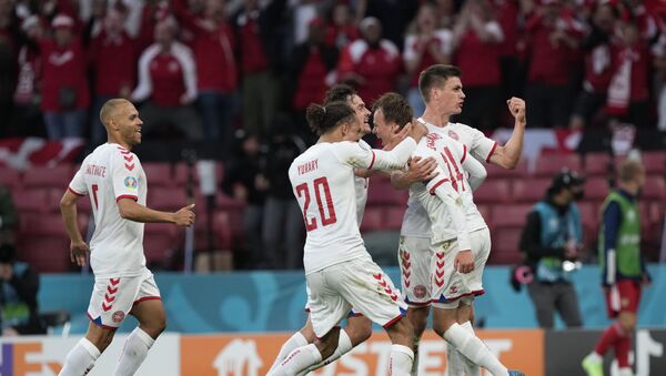 Các cầu thủ Đan Mạch vỡ òa vui sướng sau bàn thắng ghi được trong VCK EURO 2020 trước đội Nga - Sputnik Việt Nam