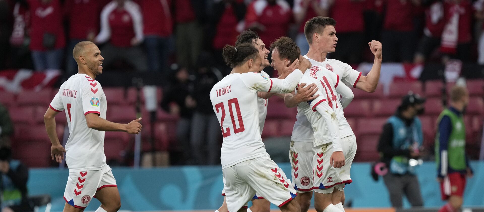 Các cầu thủ Đan Mạch vỡ òa vui sướng sau bàn thắng ghi được trong VCK EURO 2020 trước đội Nga - Sputnik Việt Nam, 1920, 22.06.2021