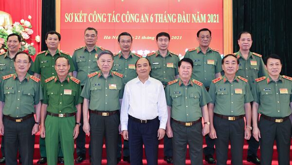 Chủ tịch nước Nguyễn Xuân Phúc dự Hội nghị sơ kết công tác Công an 6 tháng đầu năm 2021 - Sputnik Việt Nam
