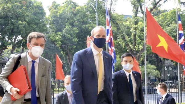 Bộ trưởng Ngoại giao và Phát triển Vương quốc Anh Dominic Raab đến dự hội đàm. - Sputnik Việt Nam