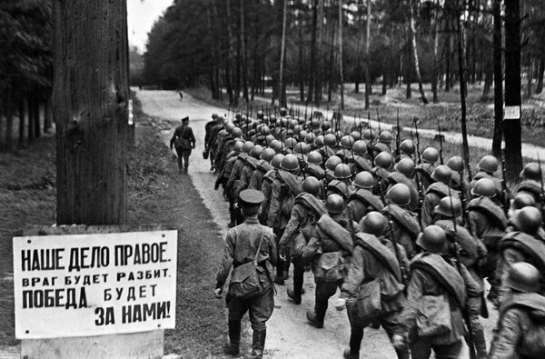 Các đơn vị di chuyển ra mặt trận từ Moskva, ngày 23/6/1941. - Sputnik Việt Nam