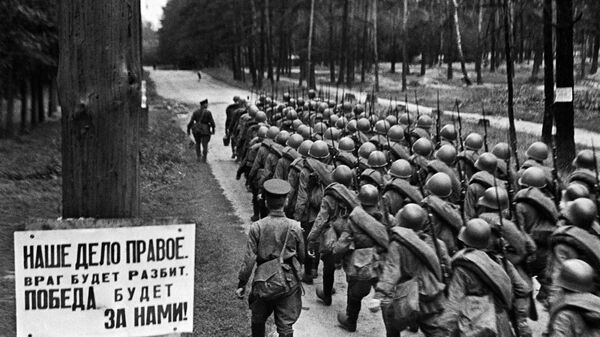 Các đơn vị di chuyển ra mặt trận từ Moskva, ngày 23/6/1941. - Sputnik Việt Nam
