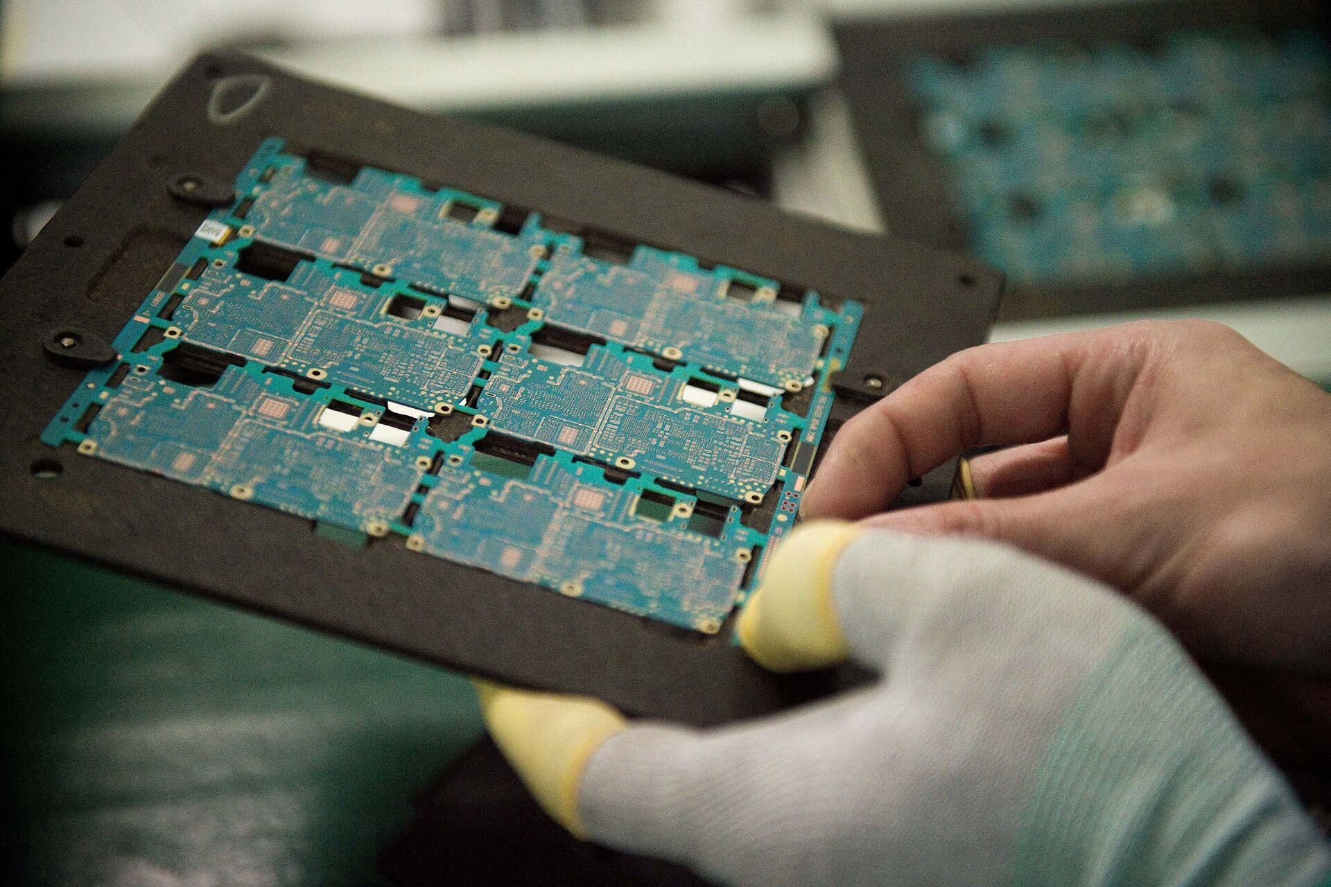 Sơ đồ các thành phần trong chip điện thoại thông minh được công nhân xử lý tại nhà máy Oppo ở Đông Quan, Trung Quốc. - Sputnik Việt Nam, 1920, 05.10.2021