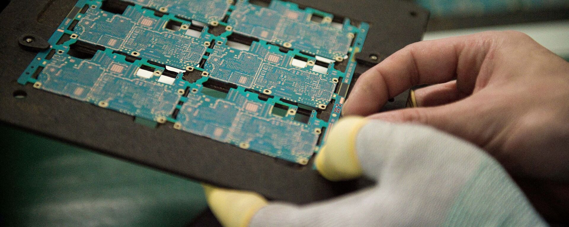 Sơ đồ các thành phần trong chip điện thoại thông minh được công nhân xử lý tại nhà máy Oppo ở Đông Quan, Trung Quốc. - Sputnik Việt Nam, 1920, 28.09.2023