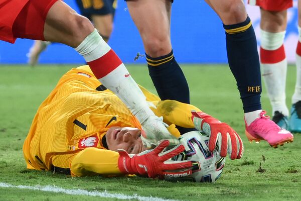 Thủ môn người Ba Lan Wojciech Szczęsny trong trận đấu giữa đội tuyển Tây Ban Nha và Ba Lan tại Euro 2020 - Sputnik Việt Nam