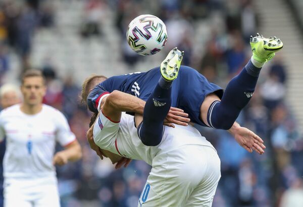 Liam Cooper của Scotland tấn công Patrick Schick của Cộng hòa Séc trong một trận đấu của Giải vô địch châu Âu ở Glasgow, Scotland - Sputnik Việt Nam