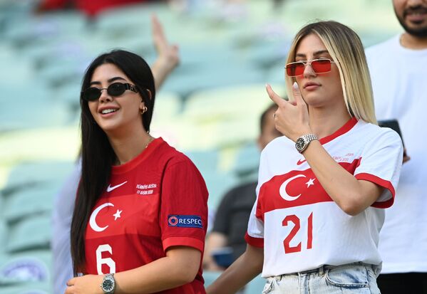 Các cổ động viên nữ từ Thổ Nhĩ Kỳ trên sân vận động trước trận đấu, ở Azerbaijan - Sputnik Việt Nam