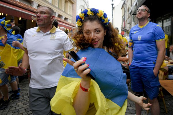 Các cô gái Ukraina cổ động viên nhảy múa trước trận đấu của Giải Vô địch châu Âu ở Bucharest - Sputnik Việt Nam