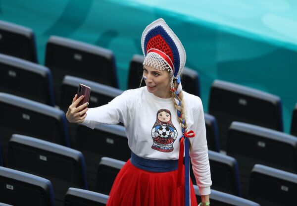 Fan nữ người Nga trước trận đấu ở Saint-Peterburg  - Sputnik Việt Nam