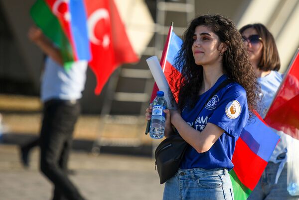 Một cổ động viên nữ của đội tuyển Thổ Nhĩ Kỳ trước lúc bắt đầu trận đấu của EURO-2020 ở Baku - Sputnik Việt Nam