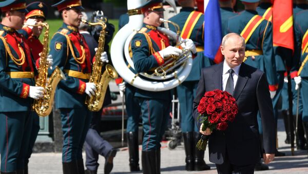 Tổng thống Nga Vladimir Putin làm lễ đặt vòng hoa tại Mộ Người Chiến sĩ vô danh. - Sputnik Việt Nam