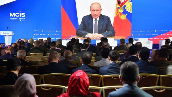 Tổng thống Nga Vladimir Putin gửi thông điệp qua video tới các đại biểu và khách mời của Hội nghị Matxcơva lần thứ IX về An ninh quốc tế. - Sputnik Việt Nam